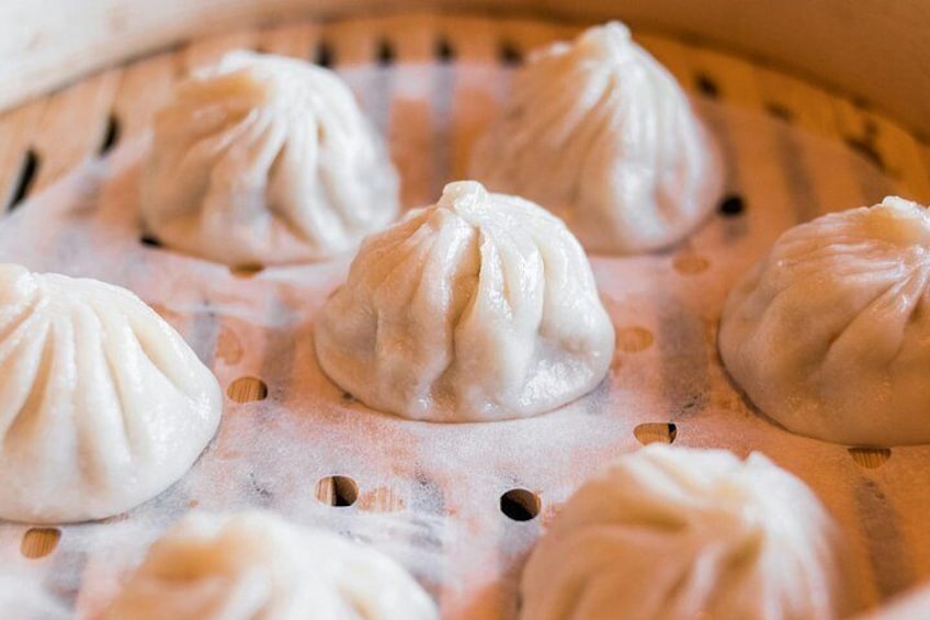 En ångkorg med flera dumplings. 5