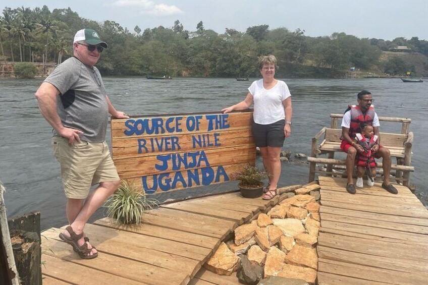 Un muelle de madera con un cartel que dice "Source of the River Nile Jinja Uganda". 3
