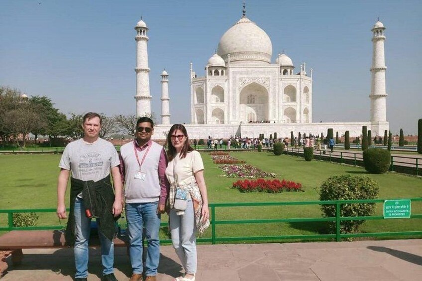Drei Personen stehen vor dem Taj Mahal. 2