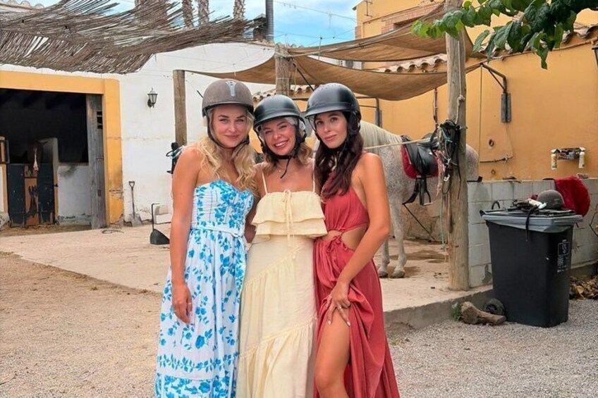 Tres personas con vestidos y cascos, un caballo y un edificio de fachada amarilla. 1