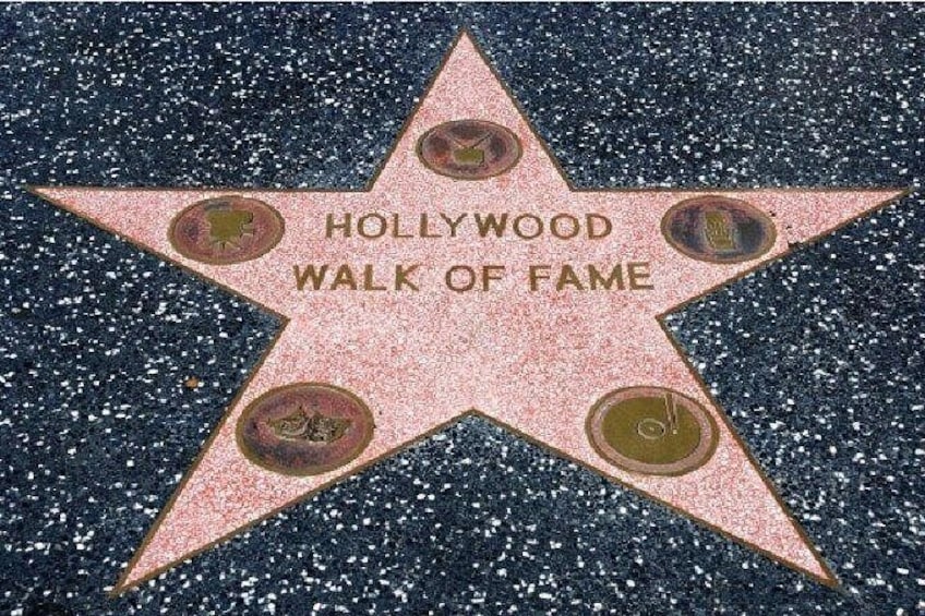 Een ster op de Hollywood Walk of Fame met de tekst 'HOLLYWOOD WALK OF FAME' en vier ronde medaillons. 4