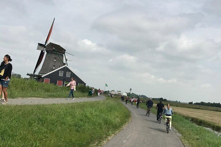 Explore Amsterdam by Bike in the Company of a French Local Guide 5