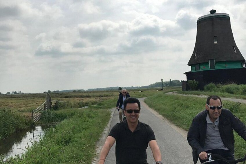 Explore Amsterdam by Bike in the Company of a French Local Guide 3