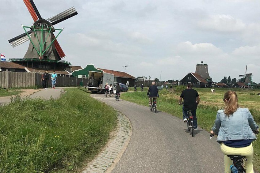 Explore Amsterdam by Bike in the Company of a French Local Guide 4