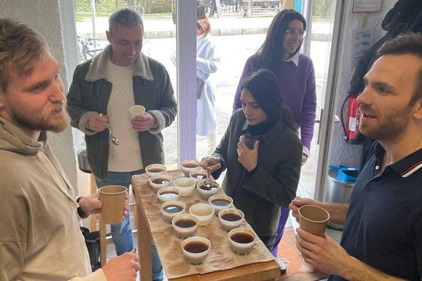 Personas degustando café en un evento de catación. 1