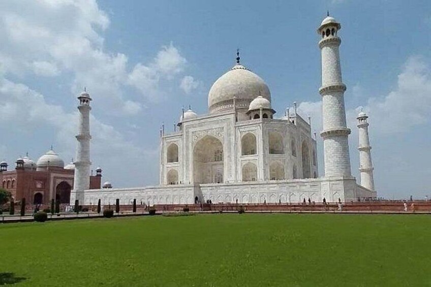 Das Taj Mahal mit seinen vier Minaretten und der großen Zentralen Kuppel. 3