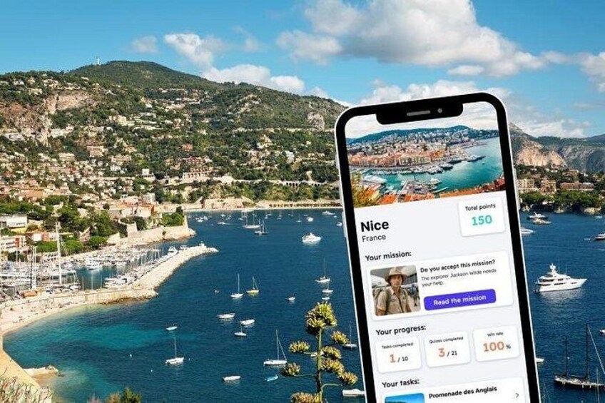 Smartphone che mostra un’app di viaggio con una pittoresca località costiera e cielo sereno. 1