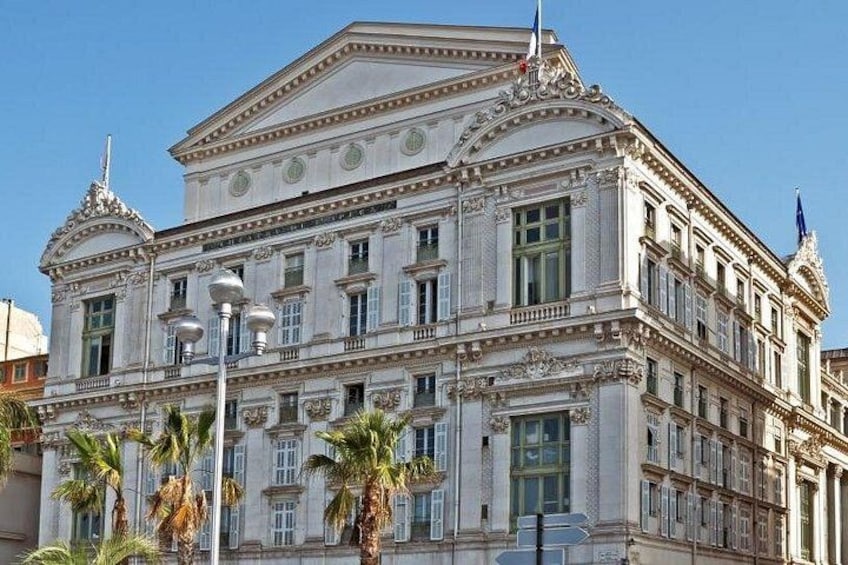 Un grande edificio sfarzoso dall'architettura classica, con colonne, modanature decorative e una facciata simmetrica. 4