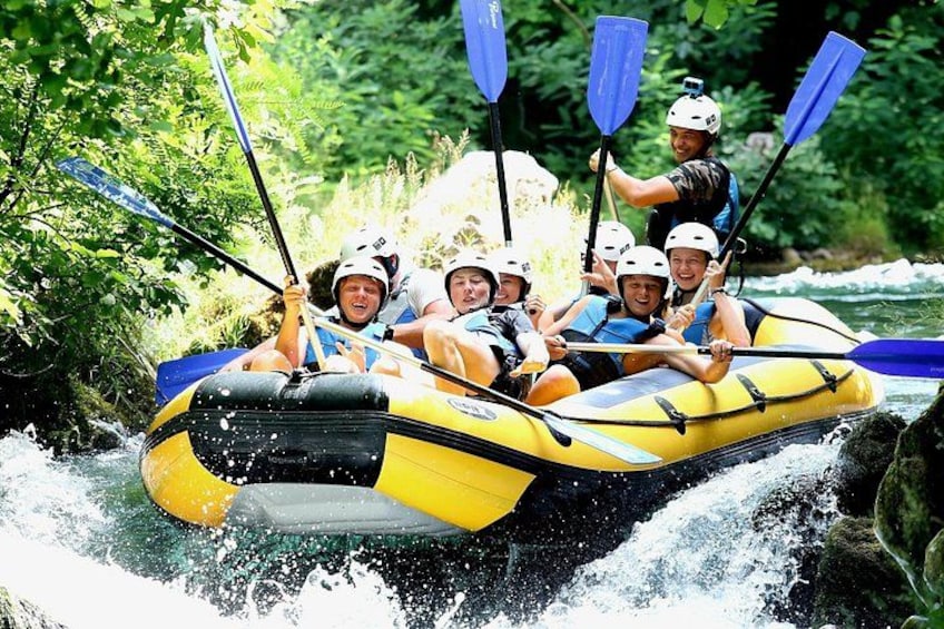 Un grupo de personas en un bote amarillo navegando por un río rodeado de vegetación. 3