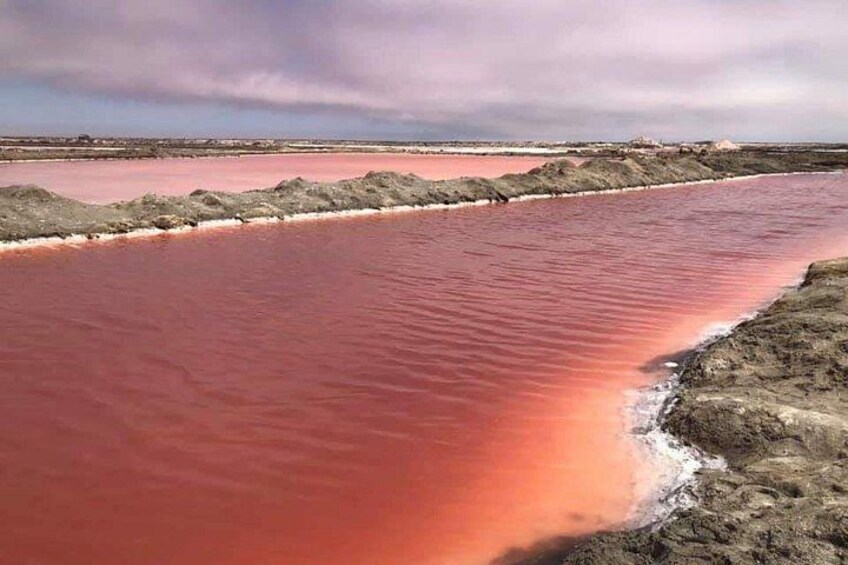 Une rivière aux eaux rouges serpente à travers un paysage désolé. 5
