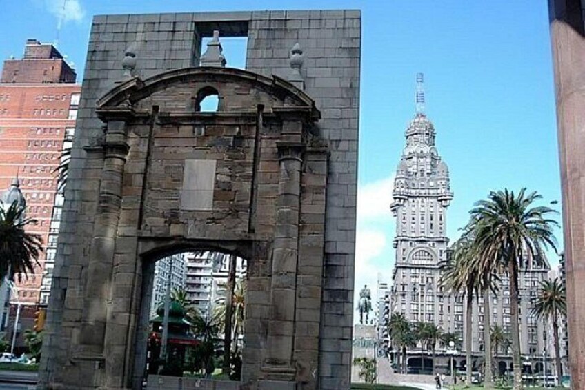 Montevideo Highlights Walking Tour with a Guide 4