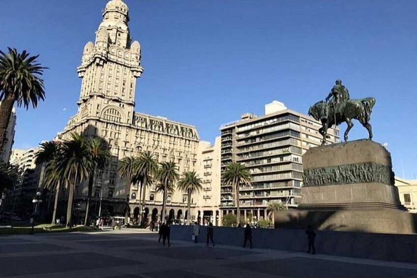 Montevideo Highlights Walking Tour with a Guide 1