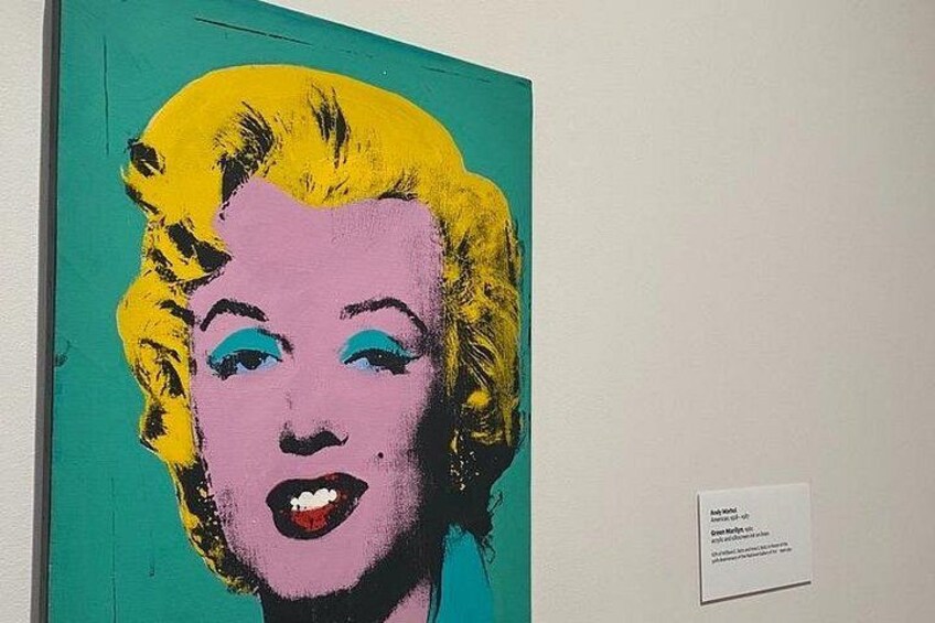 Ein Pop-Art-Gemälde zeigt eine Frau mit blonden Haaren und blauen Augen. 3