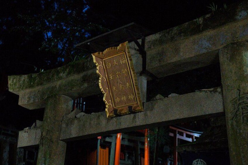 Una estructura de piedra con una placa dorada. 5