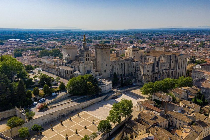 Un paysage urbain d’importance historique, caractérisé par une architecture médiévale remarquable, notamment une cathédrale dotée d’un flèche imposante et d’un rempart fortifié. 3