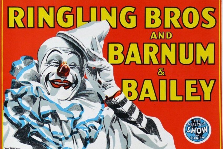 Un clown avec un nez rouge et une tenue rayée. 1