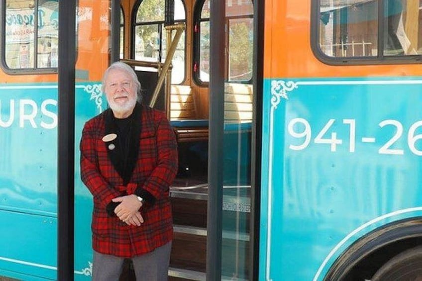 Une personne se tient à côté d’un autobus sur lequel on peut voir le numéro 941-26. 3