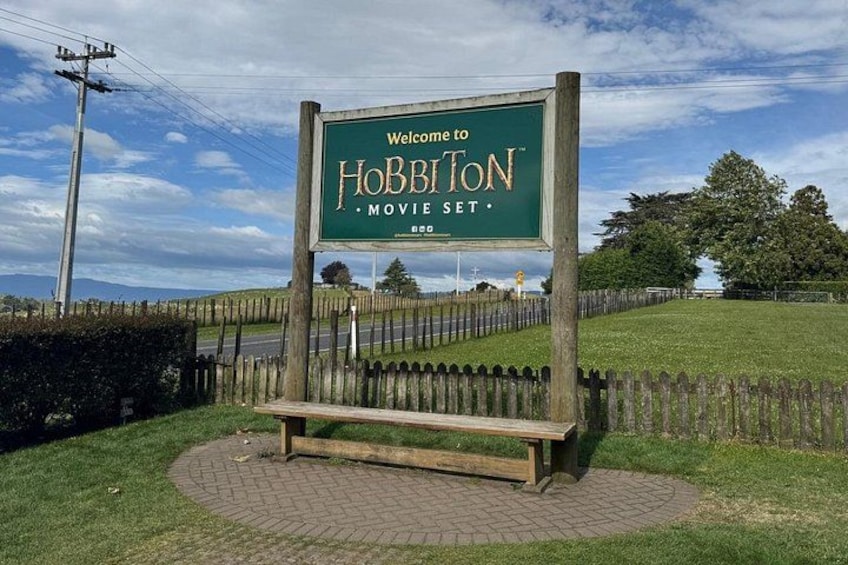 Private Tour: Hobbiton Movie Set, Rotorua Mud Pool & Treewalk 3