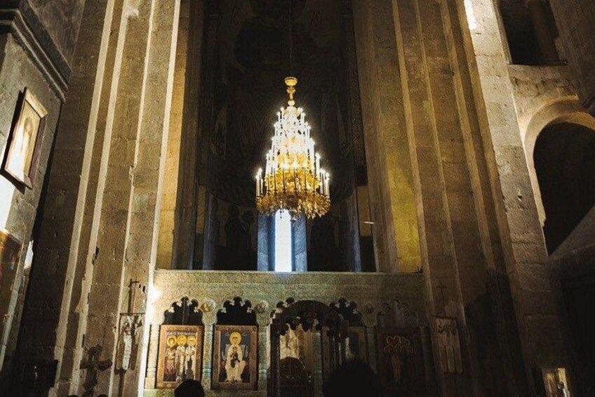Un intérieur somptueux, avec un grand lustre, de hauts plafonds en voûte et des œuvres d’art religieuses richement décorées. 4