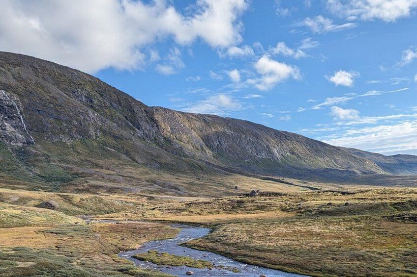 Un paisaje montañoso con un río. 2