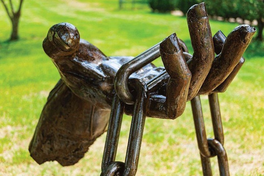 Una escultura de un oso con estructura metálica. 2