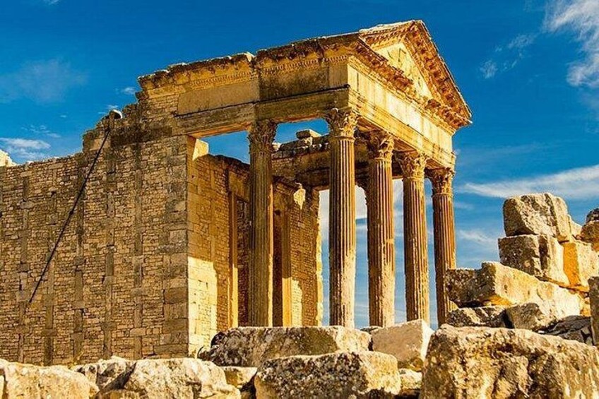 Rovine antiche con colonne e una struttura parzialmente intatta sullo sfondo di un cielo sereno. 5