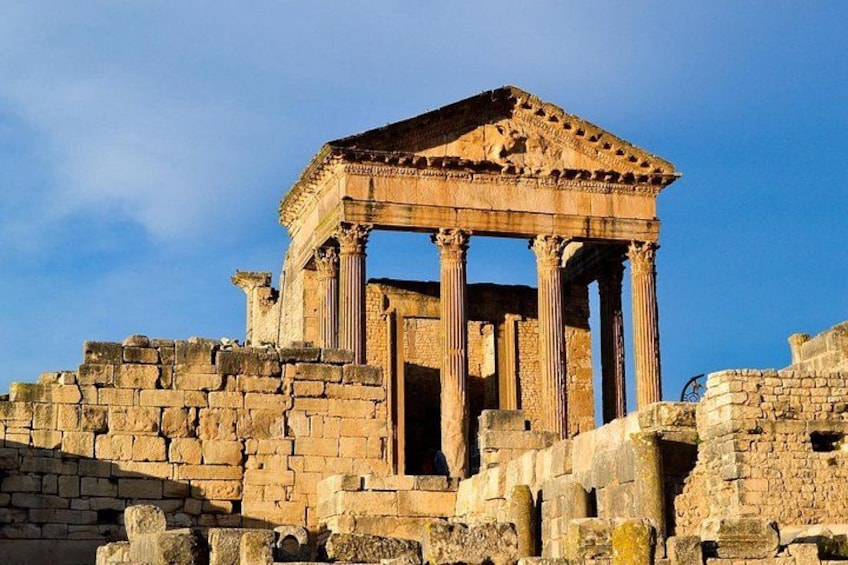 Rovine antiche con colonne e una struttura parzialmente intatta. 1