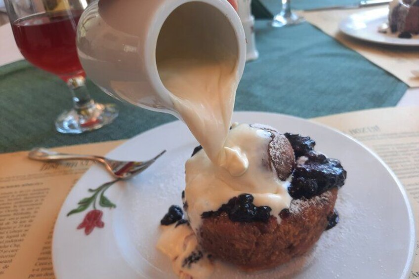 Un dessert nappé d'une sauce crémeuse. 3