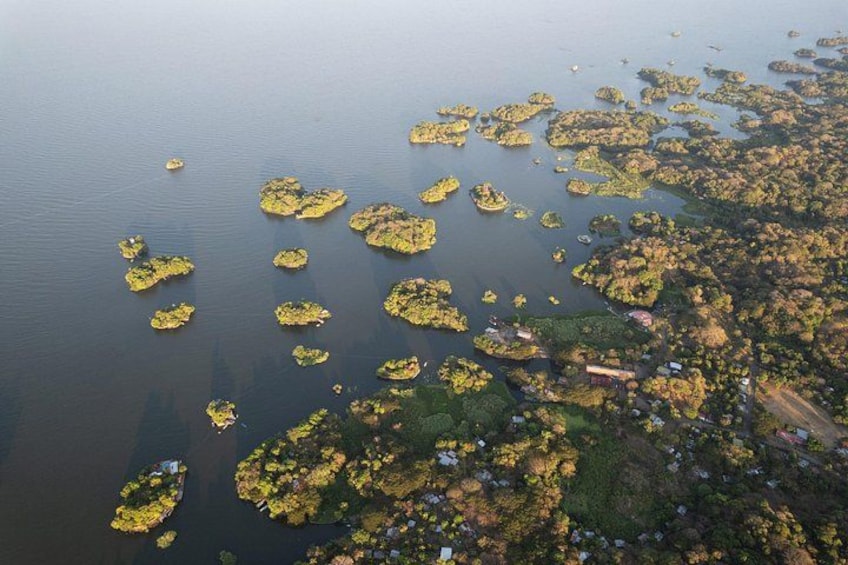 Vista aérea de una zona costera con numerosas islas pequeñas y una densa región boscosa. 1