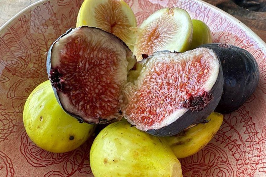 A bowl of figs and lemons. 5