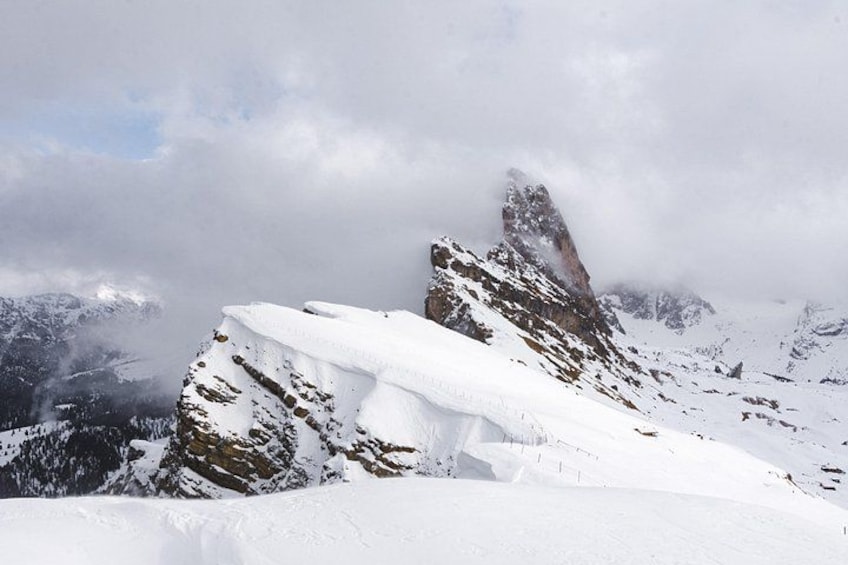 Una vetta montuosa innevata con una sporgenza rocciosa. 1