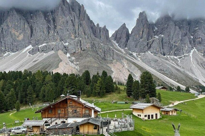 Un borgo montano con case in legno, una seggiovia e una valle boscosa. 2
