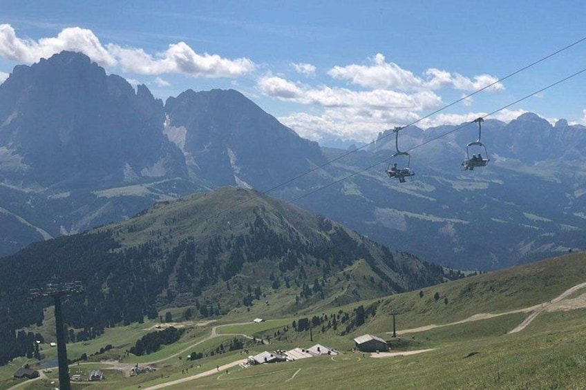 Paesaggio montano con impianti di risalita, cielo sereno e valle sottostante. 5