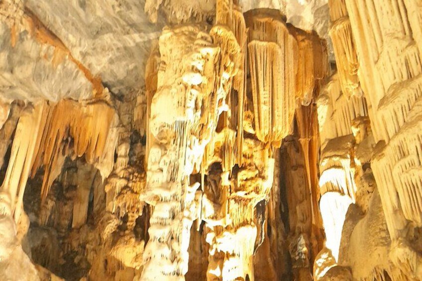 En hule med stalaktitter og stalagmitter. 2