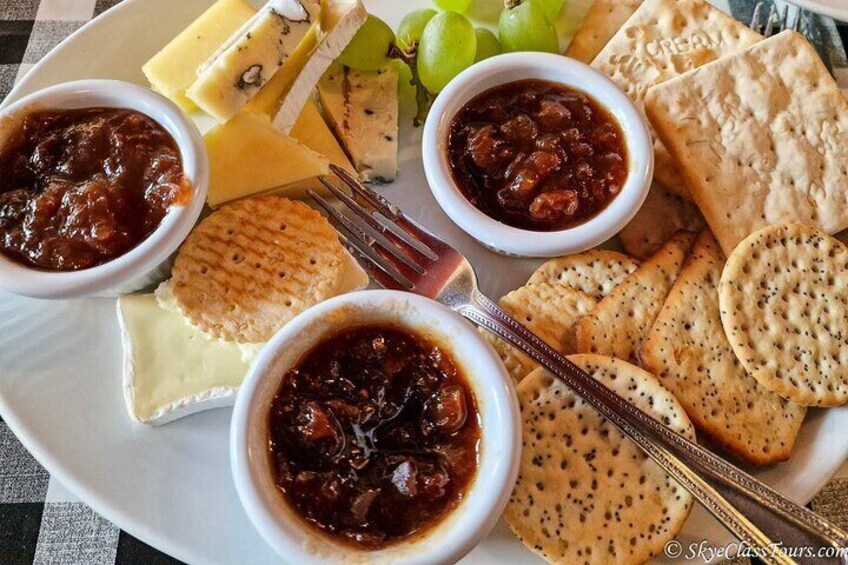 Una tabla de quesos con galletas y mermeladas. 4