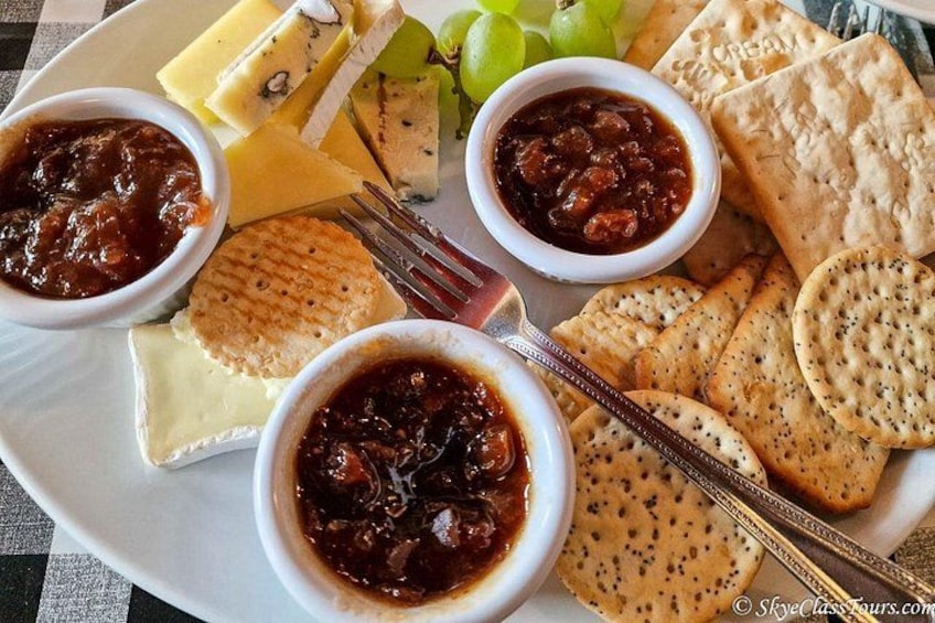 En skifer med forskellige oste, kiks og marmelade. 5