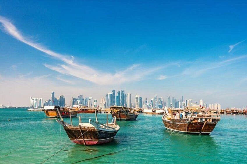 Un paysage urbain côtier avec des bateaux traditionnels amarrés dans des eaux turquoise et limpides. 5