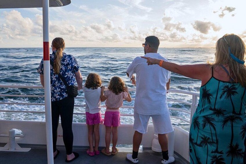 Una famiglia su una barca con vista sull'oceano. 3