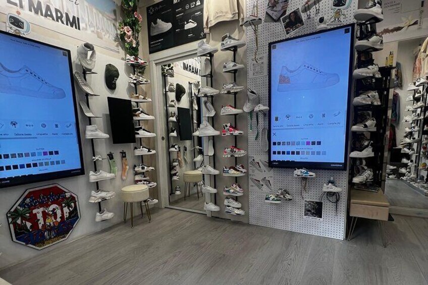 En skobutik med flera displayer och hyllor fulla av skor. 5