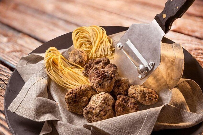 En tallrik med pasta, köttbullar och en köttkvarn. 4