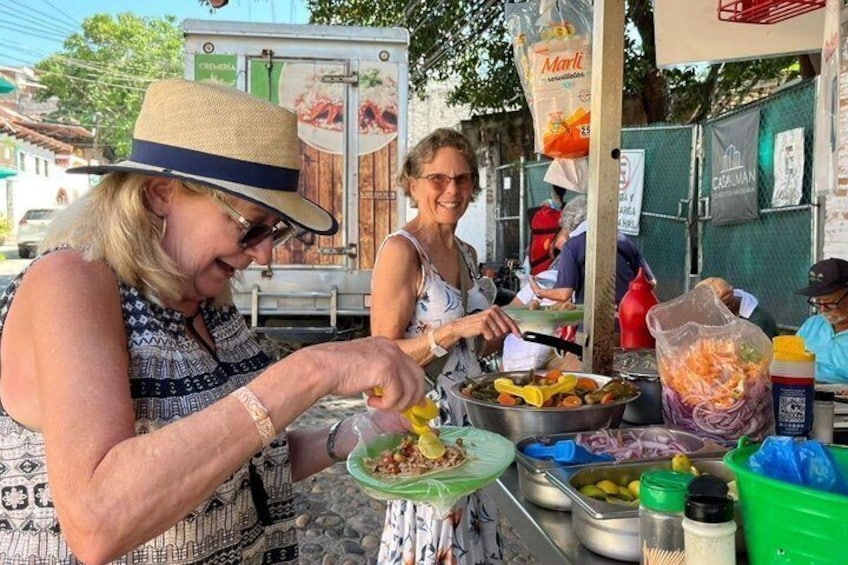 Un venditore di cibo di strada prepara piatti, con un furgone gastronomico e diversi ingredienti in vista. 5