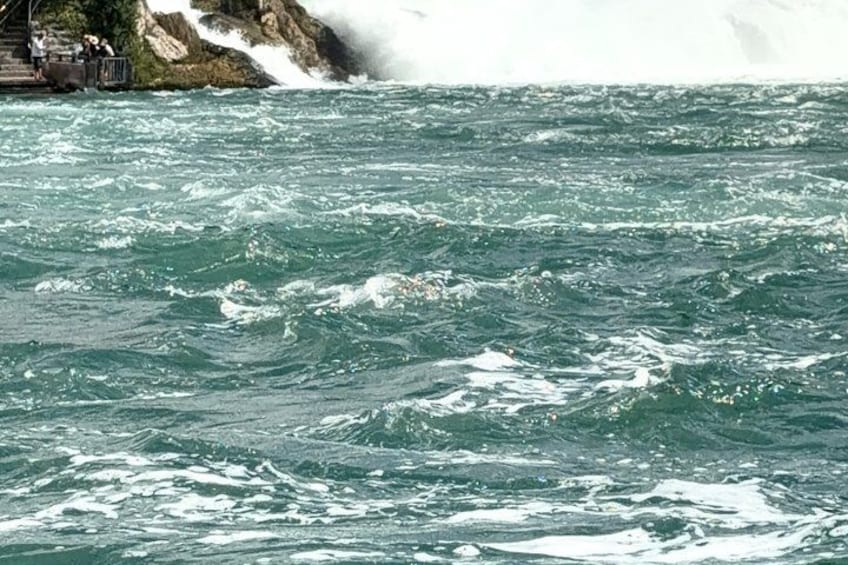 Mar agitado con olas rompiendo contra una costa rocosa. 2