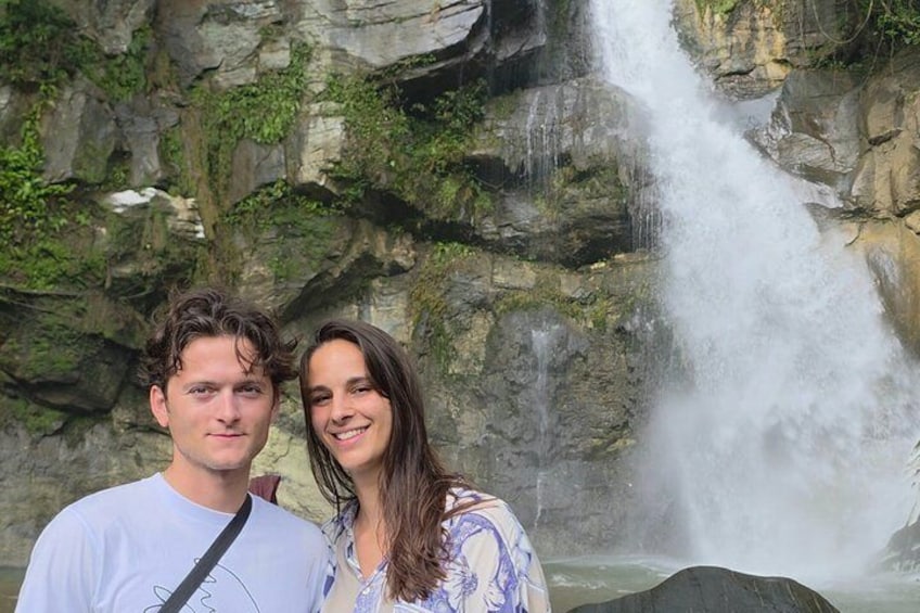 Una cascata con una coppia in primo piano. 4