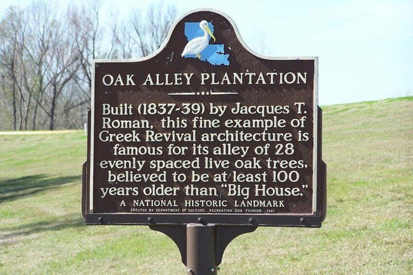Un cartello segnaletico storico della piantagione Oak Alley, con dettagli sulla sua architettura di stampo greco-rivivalista e sui 28 alberi di quercia secolare. 3