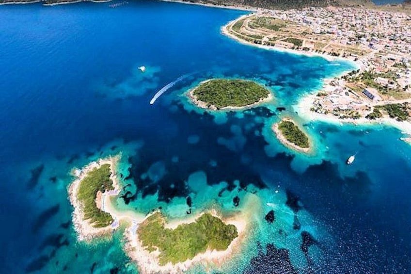 Una vista aerea di una zona costiera con diverse piccole isole immerse in acque blu cristalline. 1