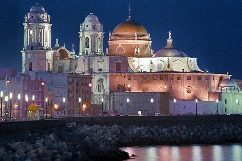 Une cathédrale historique, dotée de plusieurs dômes et de nombreuses tours de clocher, illuminée la nuit. 1