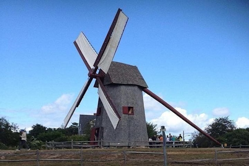 Eine Windmühle mit einer großen, weißen Segelstruktur. 1