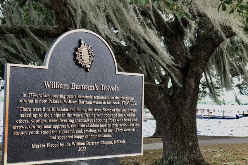 Een historische marker met de titel 'William Bartram's Travels', met een gedetailleerde beschrijving van zijn reis in 1774 langs een Seminole nederzetting. 3