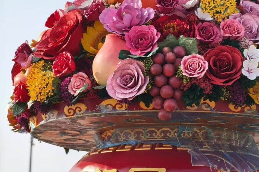 Een weelderige bloemenarrangement met verschillende bloemen en decoratieve elementen. 3
