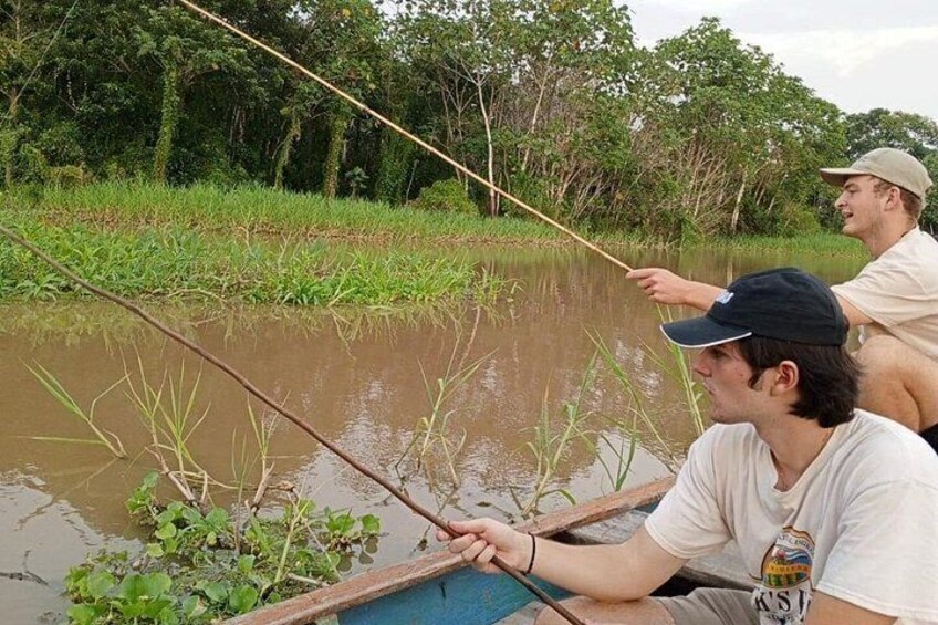 Dos personas pescan en un bote en un río tranquilo rodeado de follaje. 4